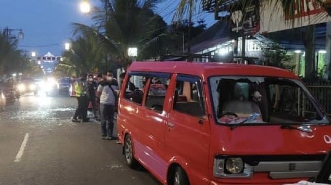 Kaca Berserakan di Jalan, Angkot di Cianjur Dirusak Pemuda, Diduga Karena Ini