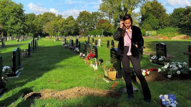 Pevita Pearce sambangi makam almarhum ayah. (Instagram)