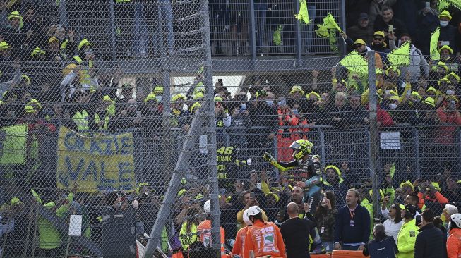 Pembalap Yamaha-SRT Italia Valentino Rossi menemui penggemarnya setelah Grand Prix MotoGP Emilia-Romagna di Sirkuit Dunia Misano Marco-Simoncelli, Misano Adriatico, Italia, pada (24/10/2021). [ANDREAS SOLARO / AFP]