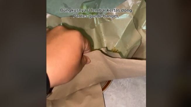 Pria kaget lihat bungkus nasi goreng jumbo (tiktok)