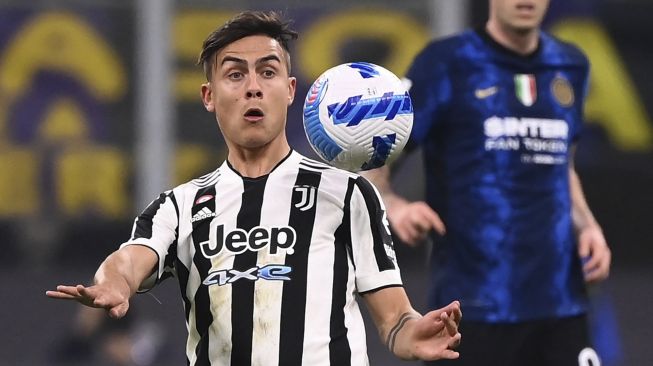 Pemain depan Juventus Paulo Dybala mengontrol bola selama pertandingan sepak bola Serie A Italia antara Inter dan Juventus di stadion Giuseppe-Meazza (San Siro), Milan, pada (24/10/2021). [MARCO BERTORELLO / AFP]