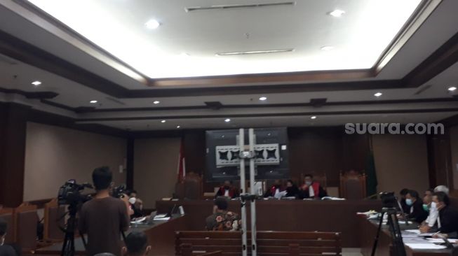 Azis Syamsuddin saat dihadirkan sebagai saksi di sidang suap eks penyidik KPK AKP Stepanus Robin Pattuju yang digelar di Pengadilan Tipikor Jakarta. (Suara.com/Welly Hidayat)