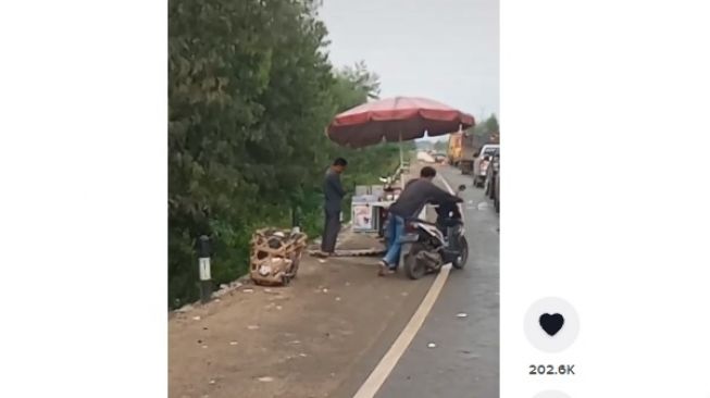 Lelaki Ini Turun dari Motor Saat Melewati Orang Salat di Pinggir Jalan. (TikTok)