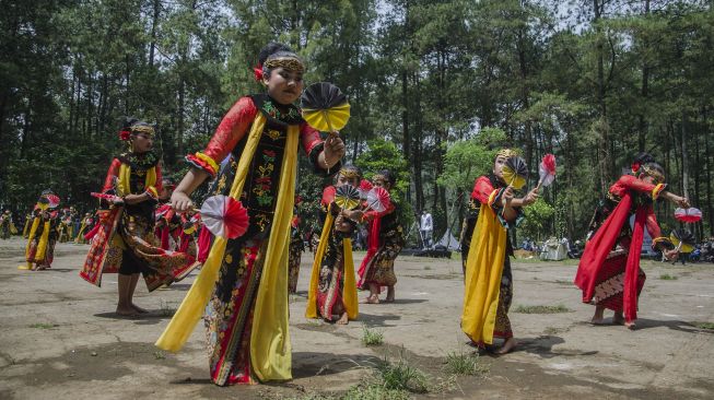 Penari mementaskan tarian Ibing Pencug Ewag pada gelaran Pentas Rakyat Puntang Menari di Camp Area Gunung Puntang, Kabupaten Bandung, Jawa Barat, Minggu (24/10/2021). [ANTARA FOTO/Novrian Arbi]