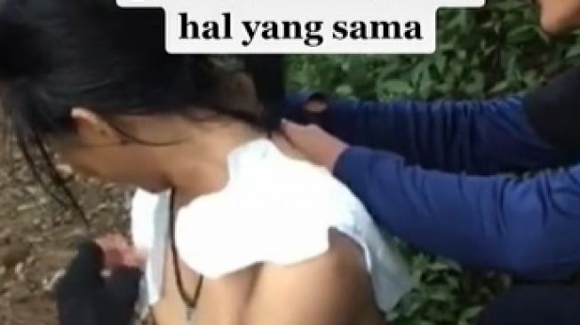 Viral Pendaki Tempelkan Pembalut di Pundak. (TikTok)