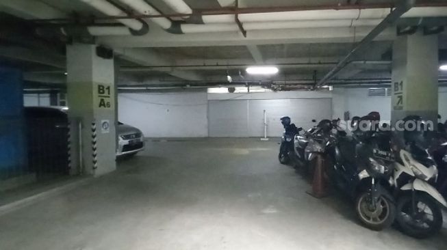 Penampakan lokasi parkir di basement Kiara RSCM Salemba usai viral sepeda motor keluarga pasien hilang. (Suara.com/Yosea Arga)