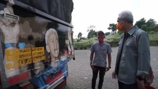 Bertemu Sang Sopir, Ini Reaksi Ganjar Pranowo Melihat Fotonya Terpampang di Belakang Truk