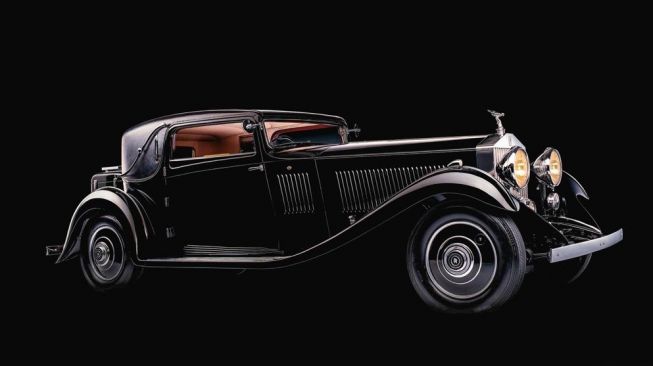 Rolls-Royce Phantom II Continental (94MY), 1933. Edisi ini muncul setelah kemenangan Rolls-Royce di Concours d'Elegance yang berlangsung di Biarritz, Prancis dan meraih kemenangan di balap Grand Prix d'Honneur  [Rolls-Royce Motor Cars].