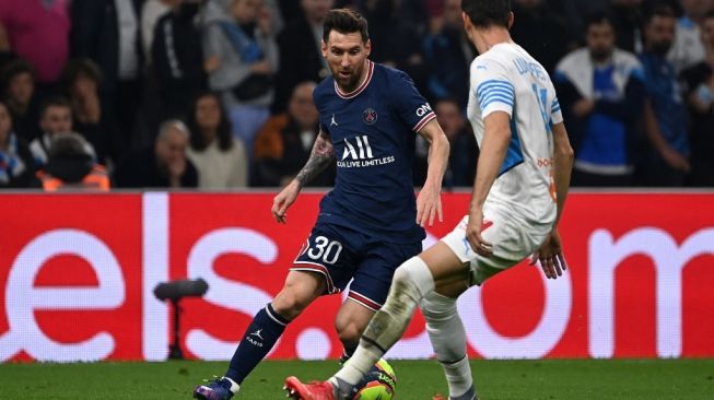 Aksi megabintang Argentina Lionel Messi saat PSG bertandang ke markas Marseille dalam laga lanjutan Liga Prancis, Senin (25/10/2021), pertandingan tersebut berakhir imbang 0-0. ( AFP)