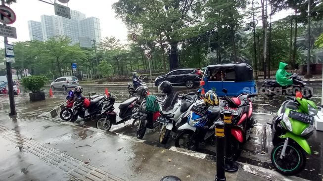 Motor Hilang di Parkiran RSCM, Sebagian Pengunjung Memilih Parkir di Pinggir Jalan