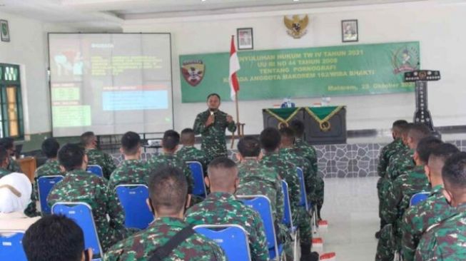 Prajurit dan PNS Korem 162/WB Terima Luhkum Dari Kumdam IX/Udayana