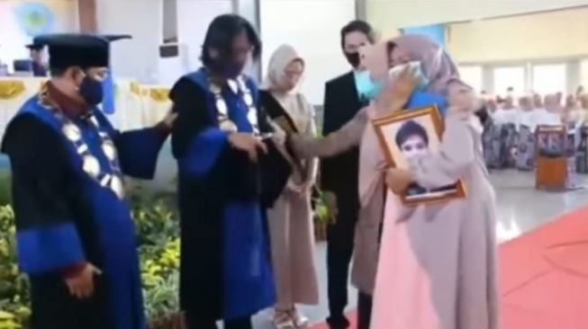 Terpopuler: Huban Mantu dan Mertua Tak Akur, Hingga Ibu Wakilkan Wisuda