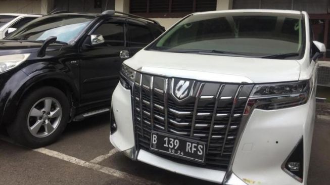 Mobil pelat RFS milik Rachel Vennya ganti warna. (MataMata.com/Yuliani)