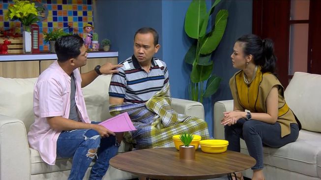 Surya Insomnia, Cak Lontong, dan Nita Gunawan di sitkom RT 5. [NET]