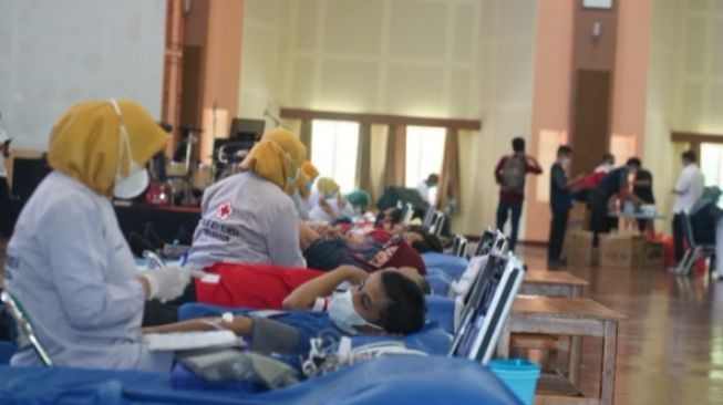 PT Semen Tonasa berkolaborasi dengan Palang Merah Indonesia (PMI) Kota Makassar menyelenggarakan kegiatan donor darah Selasa, 26 Oktober 2021 [SuaraSulsel.id / Istimewa]