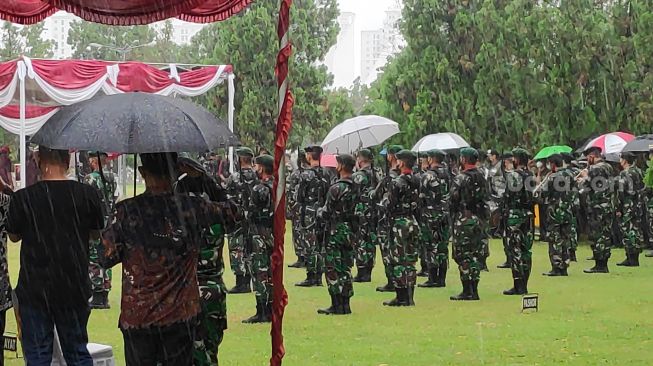 Upacara pemakaman Mensesneg era SBY Sudi Silalahi di TMP Kalibata tetap berjalan meski diguyur hujan. (Suara.com/Bagaskara) 