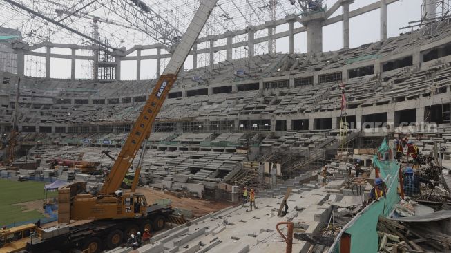 Pekerja menyelesaikan pembangunan Jakarta International Stadium (JIS) di Tanjung Priok, Jakarta, Selasa (26/10/2021). [Suara.com/Angga Budhiyanto]