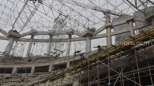 Pekerja menyelesaikan pembangunan Jakarta International Stadium (JIS) di Tanjung Priok, Jakarta, Selasa (26/10/2021). [Suara.com/Angga Budhiyanto]