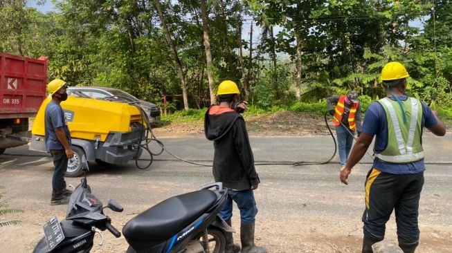 Perbaikan jalan poros Samarinda-Bontang oleh BBPJN Kaltim-Kaltara. [Grup WhatsApp Media Publik Samarinda]