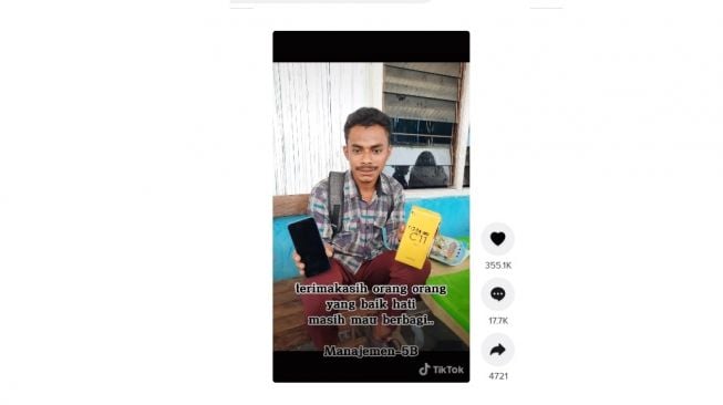 Kelompok mahasiwa ini patungan belikan hp temannya. [TikTok]