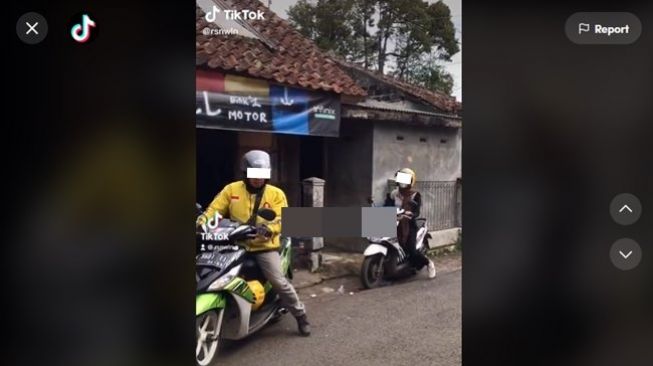 Bantu Tarik Motor Cewek di Jalan, Alat yang Dipakai Driver Ojol Ini Bikin Heran