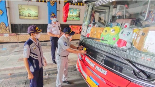 Minimalisir Kecelakaan, Dishub dan Jasa Raharja DIY Pasangi Stiker dan Cek Bus di Giwangan