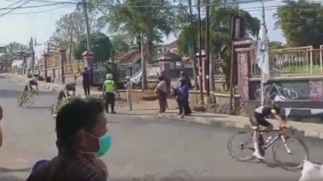 Viral! Video Pembalap Sepeda Alami Kecelakaan di Tikungan Tajam, Netizen Soroti Hal Ini