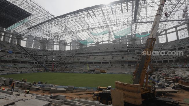 Pekerja menyelesaikan pembangunan Jakarta International Stadium (JIS) di Tanjung Priok, Jakarta, Selasa (26/10/2021). [Suara.com/Angga Budhiyanto]