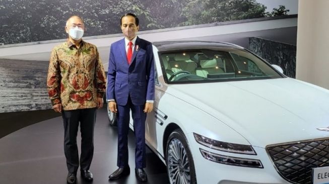  Presiden Joko Widodo bersama Jay Chang berfoto bersama di depan Genesis G80 electrified, tipe yang akan digunakan dalam KTT G80 di Bali pada 2022 [ANTARA/Ho]