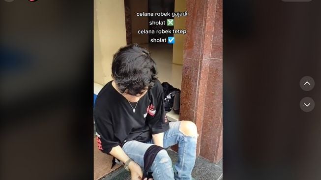 Pria Tunjukan Trik Salat Pakai Celana Robek-robek, Tuai Perdebatan Warganet (TikTok)