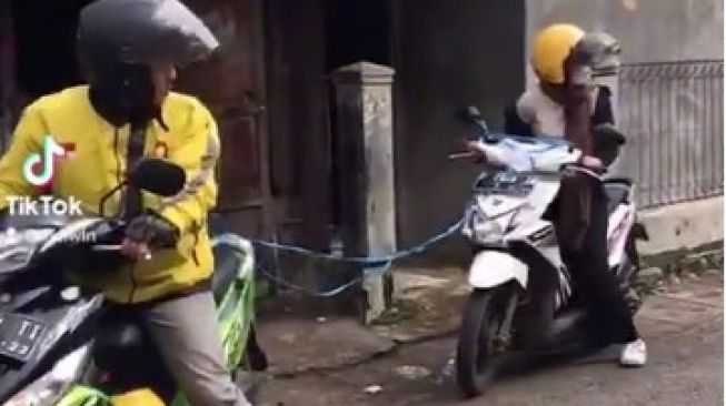 Viral! Driver Ojol Tarik Motor Mogok Pake Tali Rafia, Warganet Auto Geleng-geleng Kepala