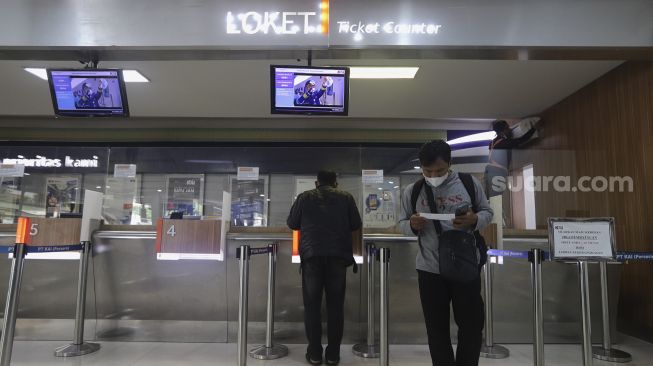 Calon penumpang membeli tiket kereta di Stasiun Pasar Senen, Jakarta, Selasa (26/10/2021). [Suara.com/Angga Budhiyanto]