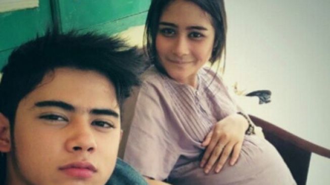 Potret artis belum menikah pamer baby bump. [Instagram/aliily_berita]