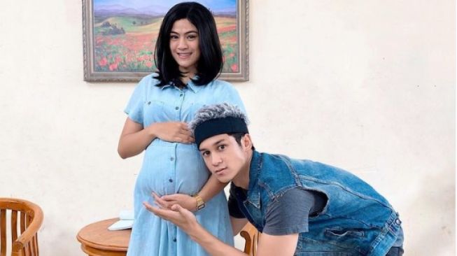 Potret artis belum menikah pamer baby bump. [Instagram/hanahaho]