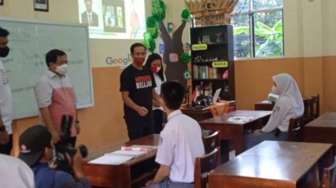 Gaya Menteri Nadiem Makarim Tinjau PTM Terbatas di Medan