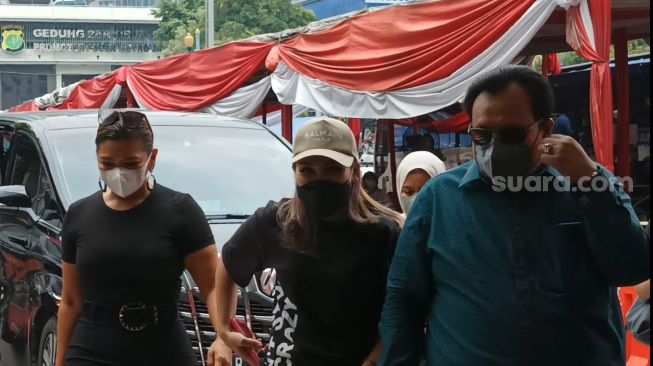 Mantap Lapor Polisi, Ayu Ting Ting Datang ke Polda Ditemani Pengacara