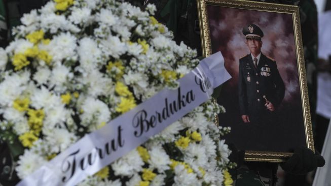 Prajurit TNI membawa karangan bunga dan foto almarhum Letjen TNI (Purn) Sudi Silalahi saat upacara pelepasan jenazah di Jatiwarna Indah, Bekasi, Jawa Barat, Selasa (26/10/2021).  ANTARA FOTO/Asprilla Dwi Adha