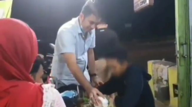 Pelaku curanmor tertangkap basah saat makan di warung dan langsung diciduk polisi (Instagram)