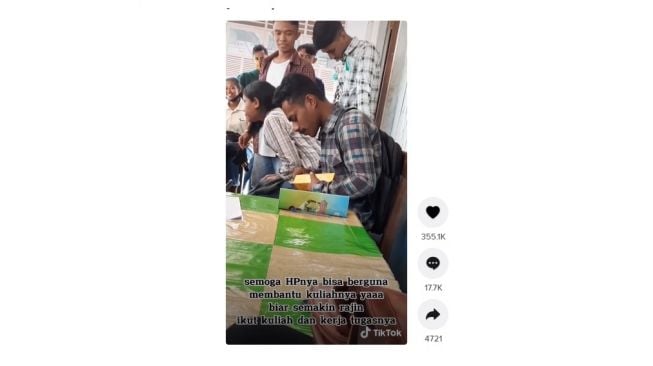 Kelompok mahasiwa ini patungan belikan hp temannya. [TikTok]