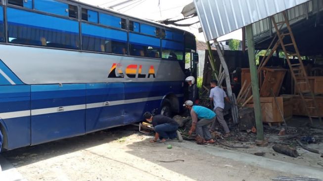 Brakk! Niat Hindari Tabrakan, Sebuah Bus Malah Hantam Toko Mebel di Sragen