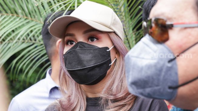 Pedangdut Ayu Ting Ting saat ditemui usai membuat laporan di Polda Metro Jaya, Jakarta Selatan, Selasa (26/10/2021). [Suara.com/Alfian Winanto]