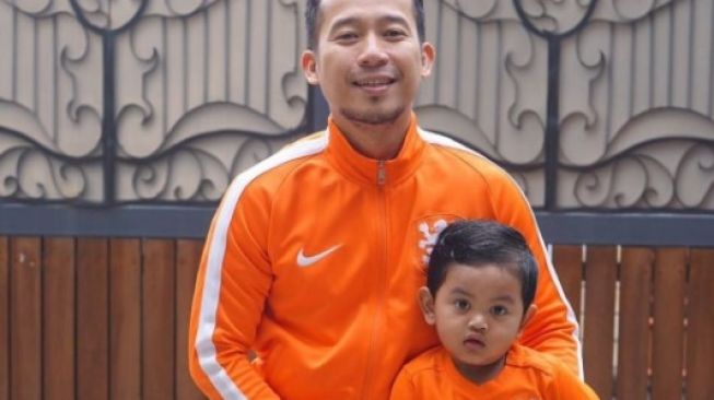 Potret Denny Cagur dan anak angkat. (Instagram/dennycagur)