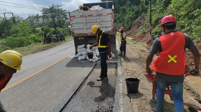 Usai Viral dan Banyak Dikritik Warganet, Jalan Poros Samarinda-Bontang 'Ditambal'