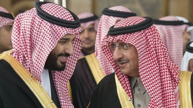 Mohammed bin Salman (kiri) menggantikan Mohammed bin Nayef (kanan) sebagai putra mahkota Saudi pada 2017. (AndoluAgency/BBC)