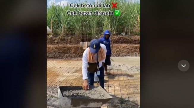 Viral Mandor Bangunan Colek dan Jilat Campuran Beton. (TikTok)