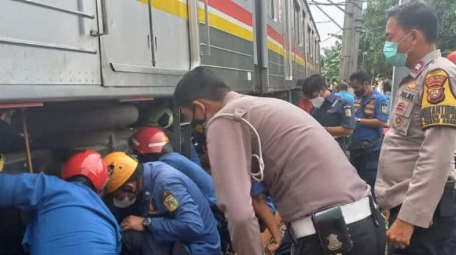 Nekat Terobos Pintu Perlintasan di Tanah Abang, Motor Masuk Kolong KRL, Pengemudi Selamat