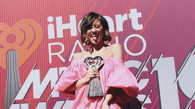 Gaya artis Indonesia hadiri acara internasional. (Instagram/agnezmo)