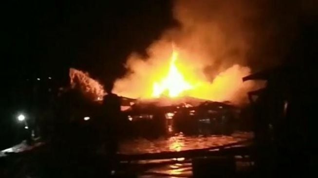 Kolam Jaring Apung Terbakar, Ribuan Ikan Terpanggang dan Lepas, Petani Rugi Puluhan Juta