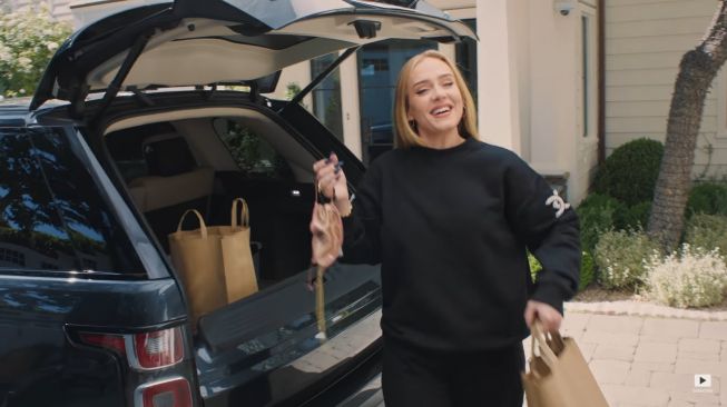 Adele pulang shopping bersama Range Rover, langsung menjawab pertanyaan pewawancara [YouTube: Vogue].