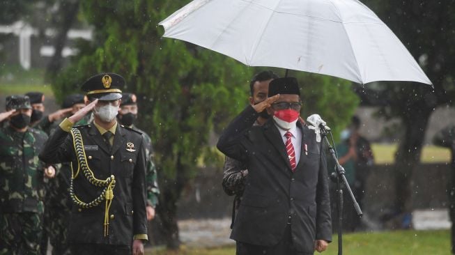 Menko Polhukam Mahfud MD (kanan) menjadi inspektur upacara pada pemakaman mantan Menteri Sekretaris Negara Sudi Silalahi di Taman Makam Pahlawan (TMP) Kalibata, Jakarta, Selasa (26/10/2021). ANTARA FOTO/Hafidz Mubarak